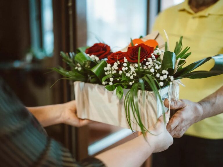 12 Unique Ways to Personalise Your Same-Day Rose Delivery