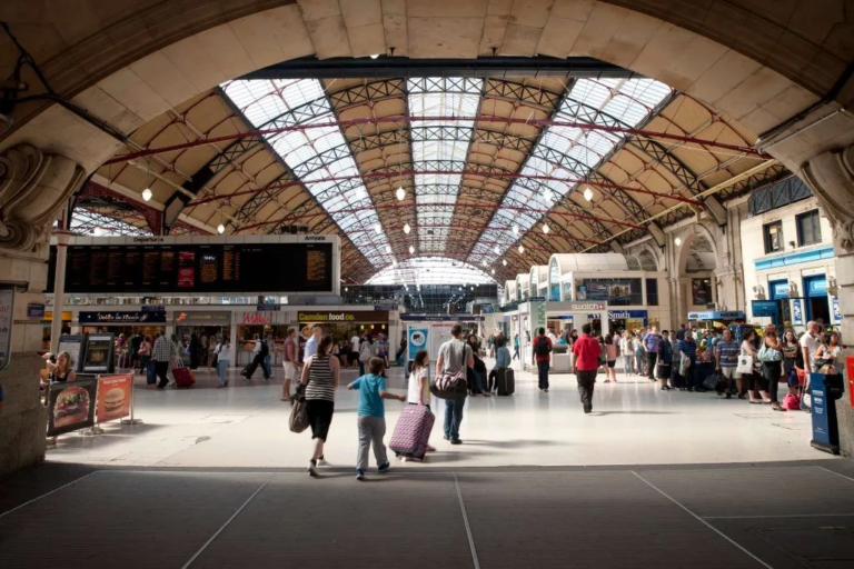 6 Top Luggage Storage Tips for Tourists at London’s Victoria Station